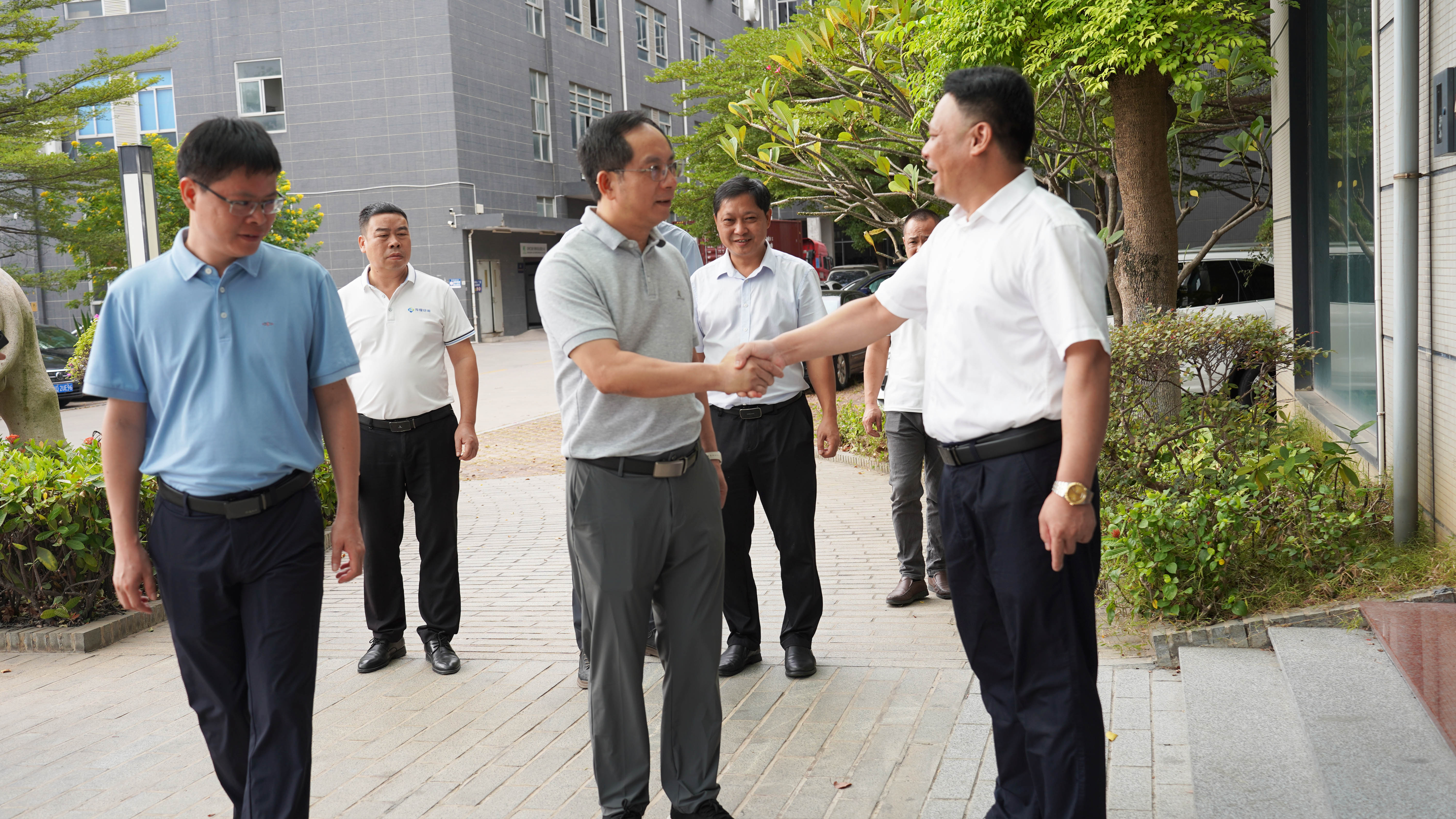 热烈欢迎漳州市工业和信息化局局长吴凌真一行莅临我司参观指导
